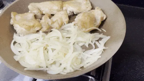 볶아진 양파 위에 밀가루를 뿌리는 과정
