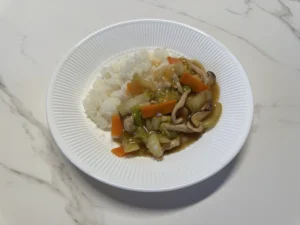 흰 쌀밥 위에 돼지고기, 배추, 표고버섯, 당근 등 다양한 채소가 윤기 나는 소스와 함께 어우러진 일본식 중화덮밥(中華丼) 완성 사진