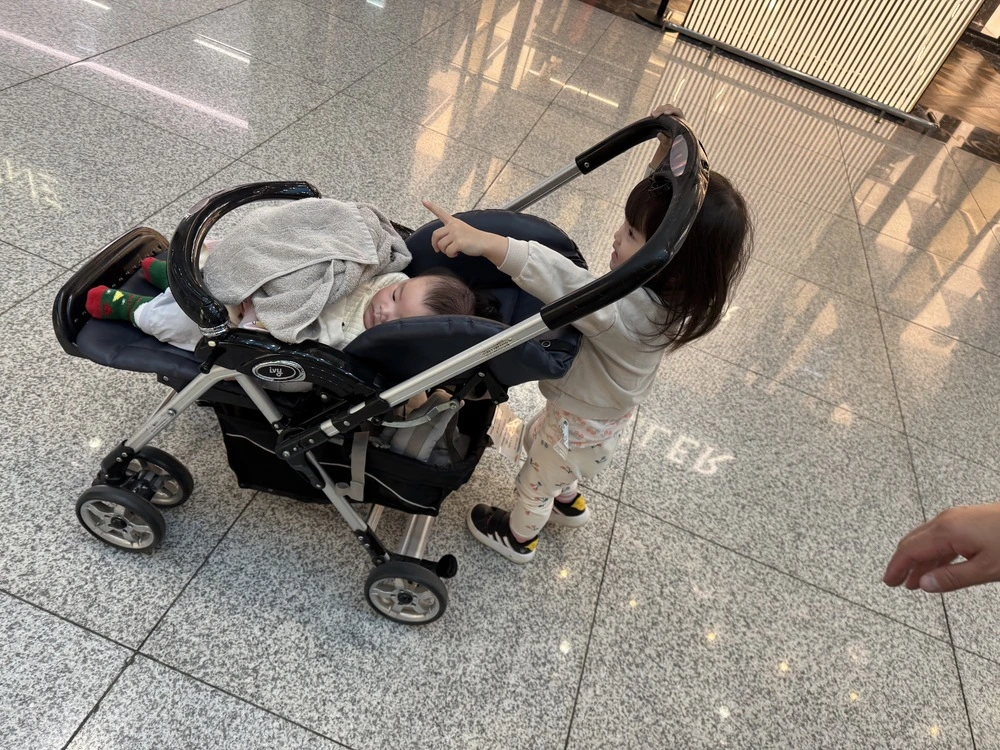 체크인 후 공항 유모차를 빌려 첫째가 밀고 가는 모습