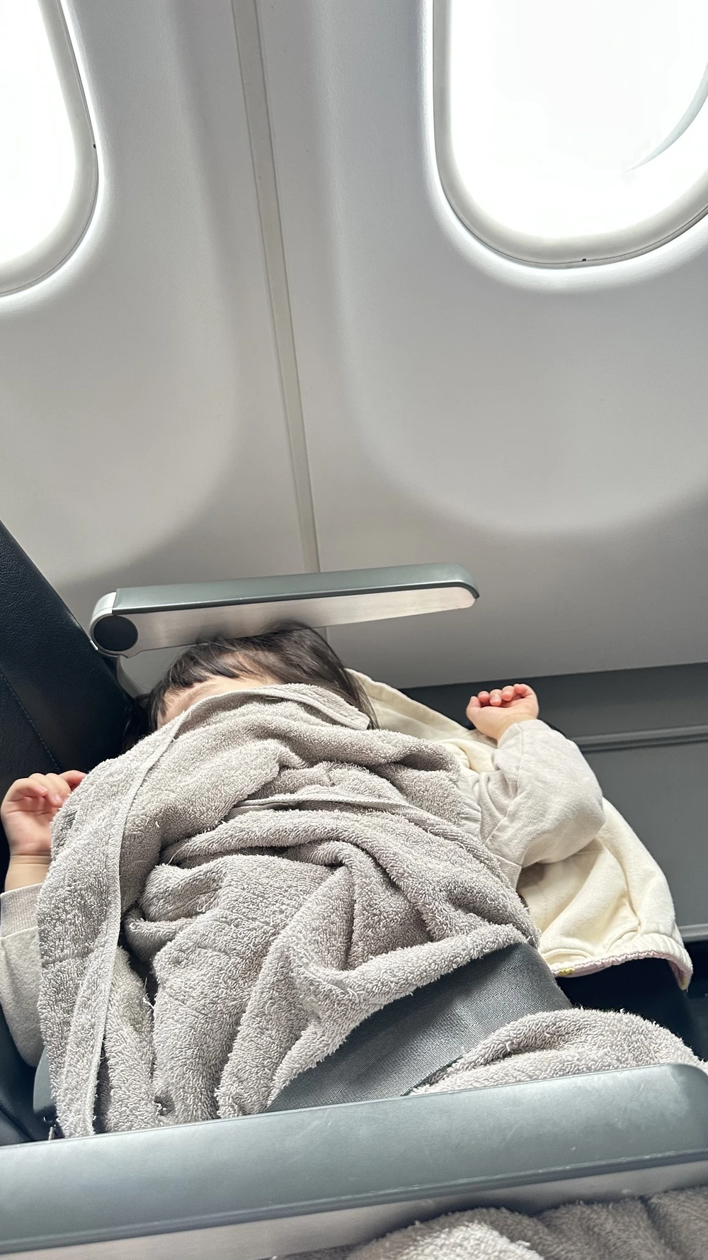 파라타항공 A330 기내에서 좌석이 넓어 첫째가 누워 자는 모습