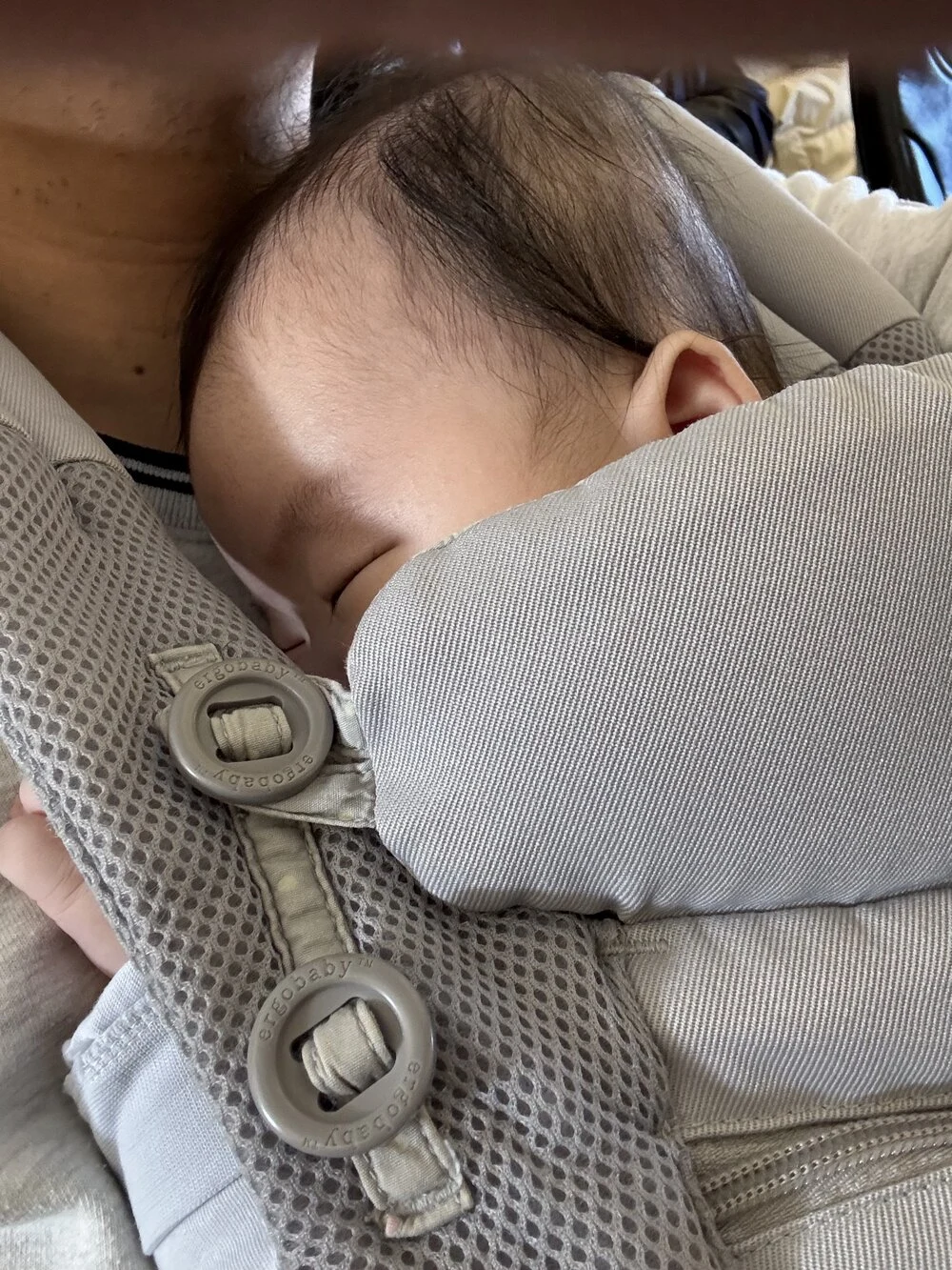 이륙 후 벨트 사인 꺼진 뒤 아기띠로 둘째를 안고 있는 모습