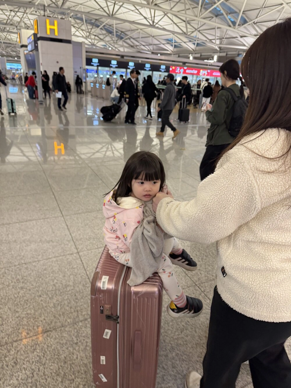 인천공항 도착 후 엄마와 첫째 아이, 파라타항공 탑승 전 모습