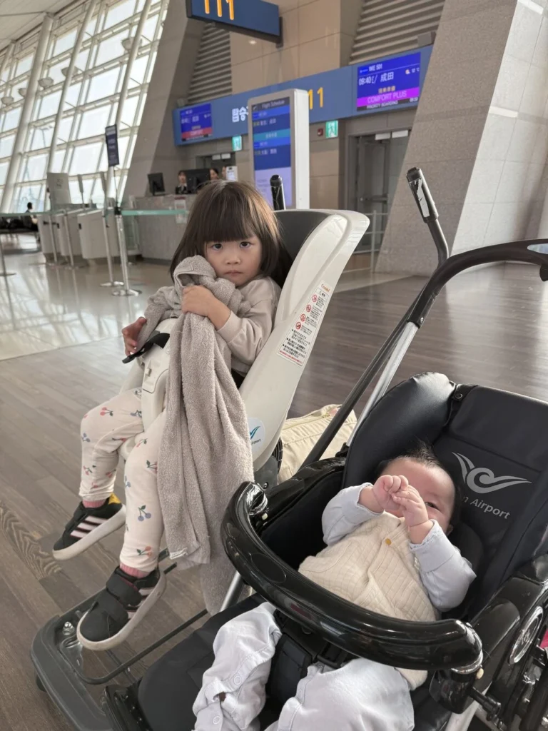 파라타항공 인천-나리타 탑승 전 인천공항 게이트에서 공항 유모차를 이용 중인 아이들