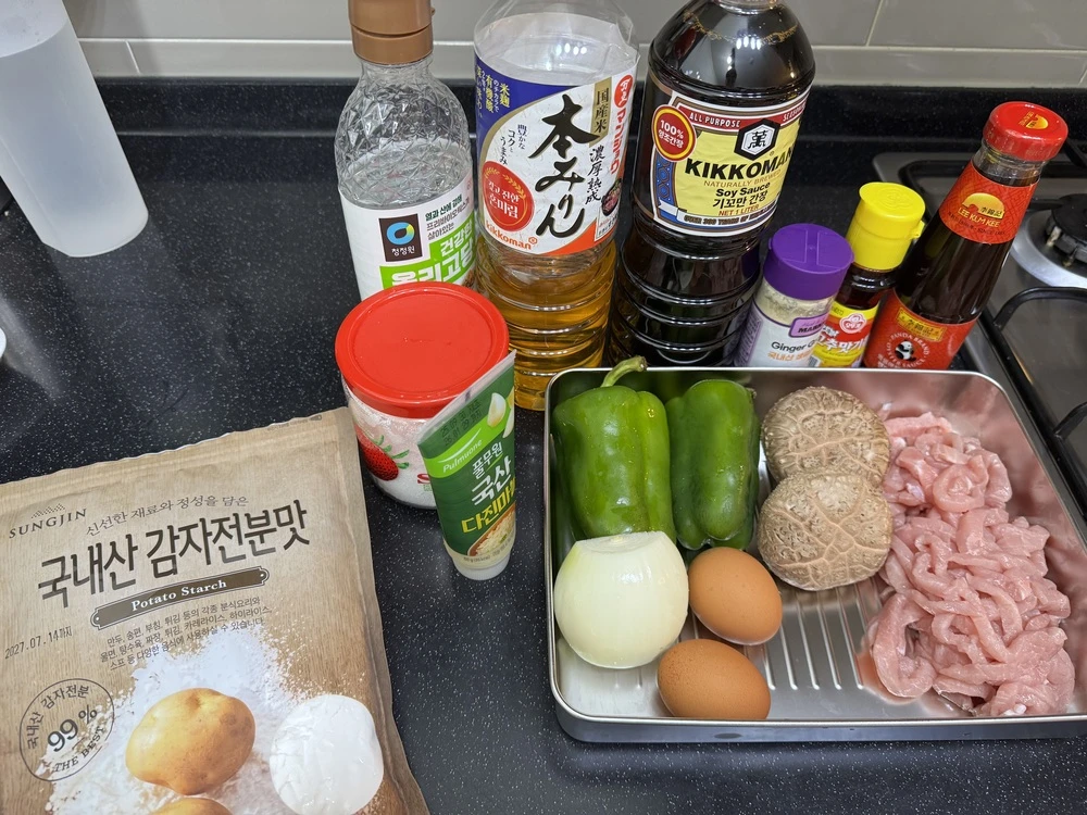 고추잡채 재료 — 돼지고기, 피망, 양파, 표고버섯과 양념 재료