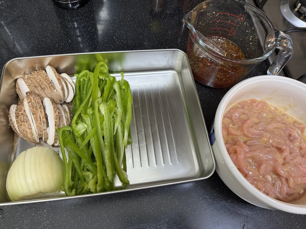 밑간된 돼지고기와 썰어둔 피망, 양파, 표고버섯 재료 준비 컷