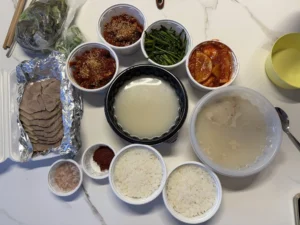 배달로 먹은 안녕돼지국밥 상차림