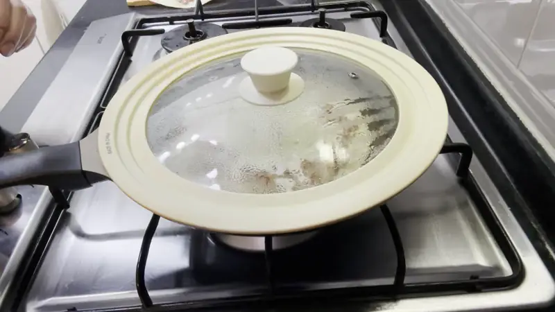 또띠아 위에 치즈를 녹이는 과정
