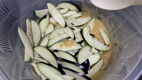 반죽에 가지 넣고 버무리는 과정