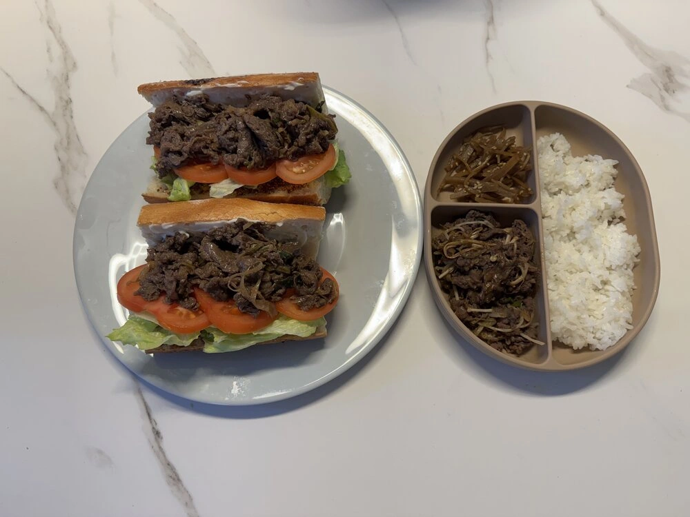 불고기 바게트 샌드위치와 아이 반찬(밥과 반찬) 한 상 차림