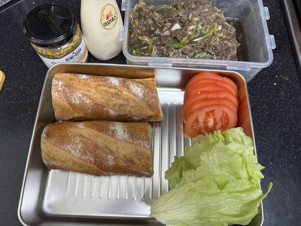 불고기 바게트 샌드위치 재료 준비: 바게트, 토마토, 양상추, 불고기, 소스들