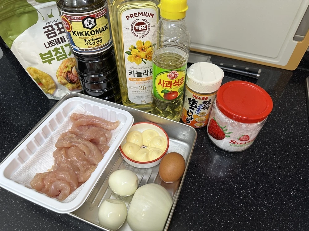 치킨난반 재료 준비 사진 - 닭안심, 계란, 양파, 마요네즈, 간장, 식초 등