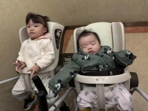 일본 나리타 이온몰 소요라 쇼핑몰 유아용 카트에 앉아 있는 두 아이