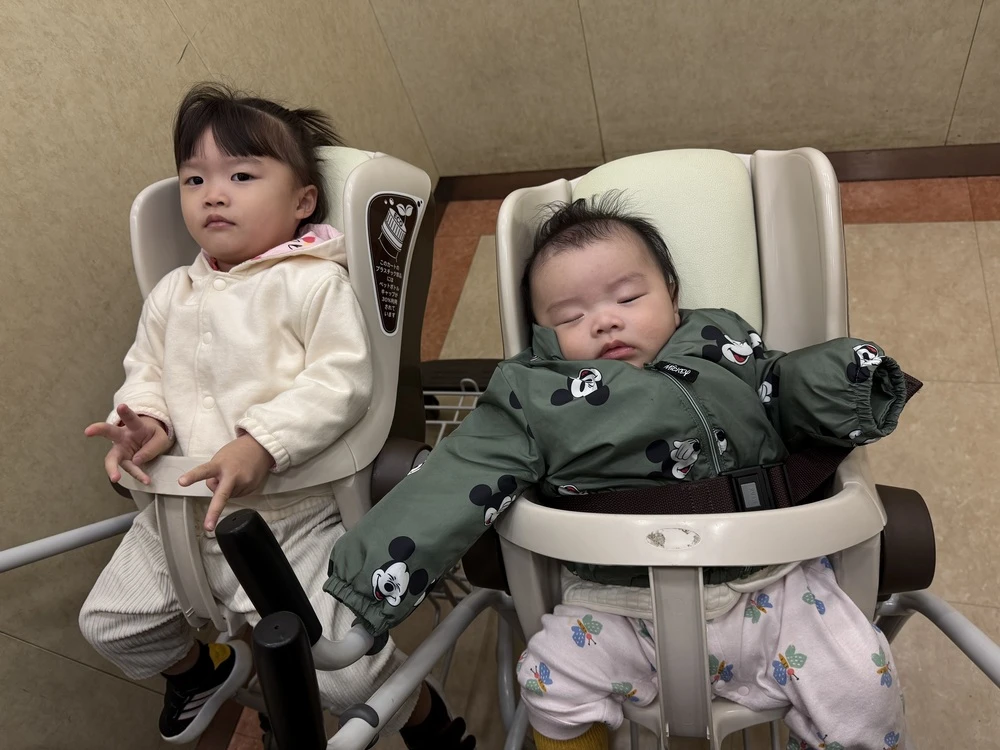 そよら成田ニュータウンで子ども2人をベビーカートに乗せて買い物している様子