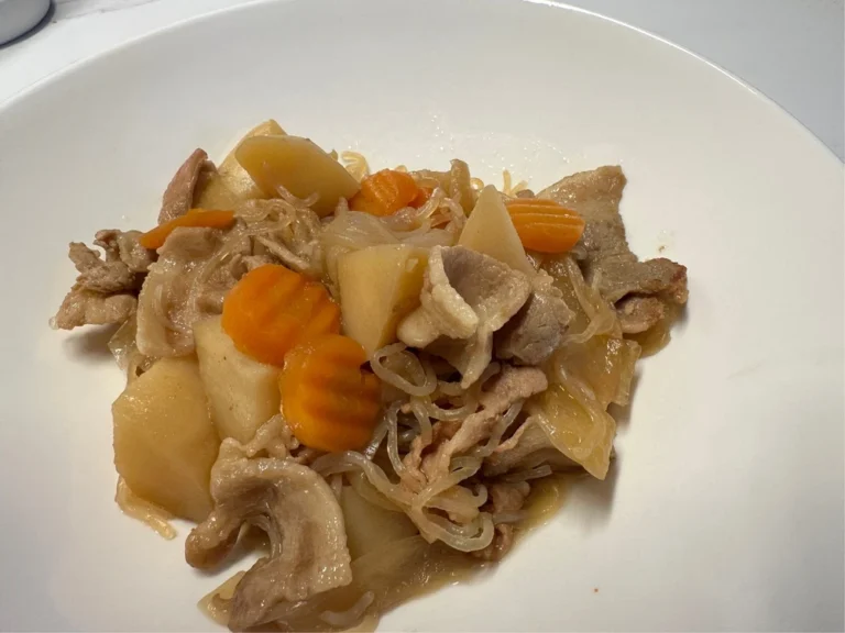 대패삼겹살을 넣어 고소한 맛을 살린 일본식 감자조림, 돼지고기 니쿠쟈가 완성
