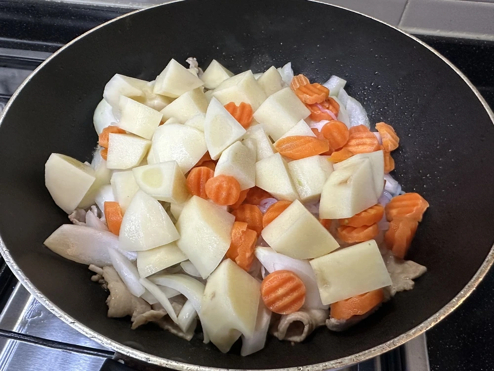 야채 넣고 볶기