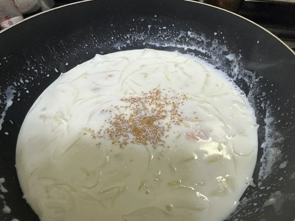 크림소스 위에 콘소메를 뿌려 간을 맞추는 과정