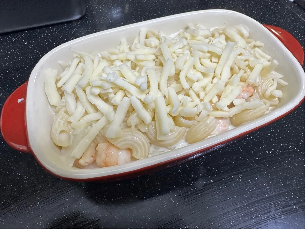 그라탕 그릇에 옮겨 담고 모짜렐라 치즈를 올린 상태