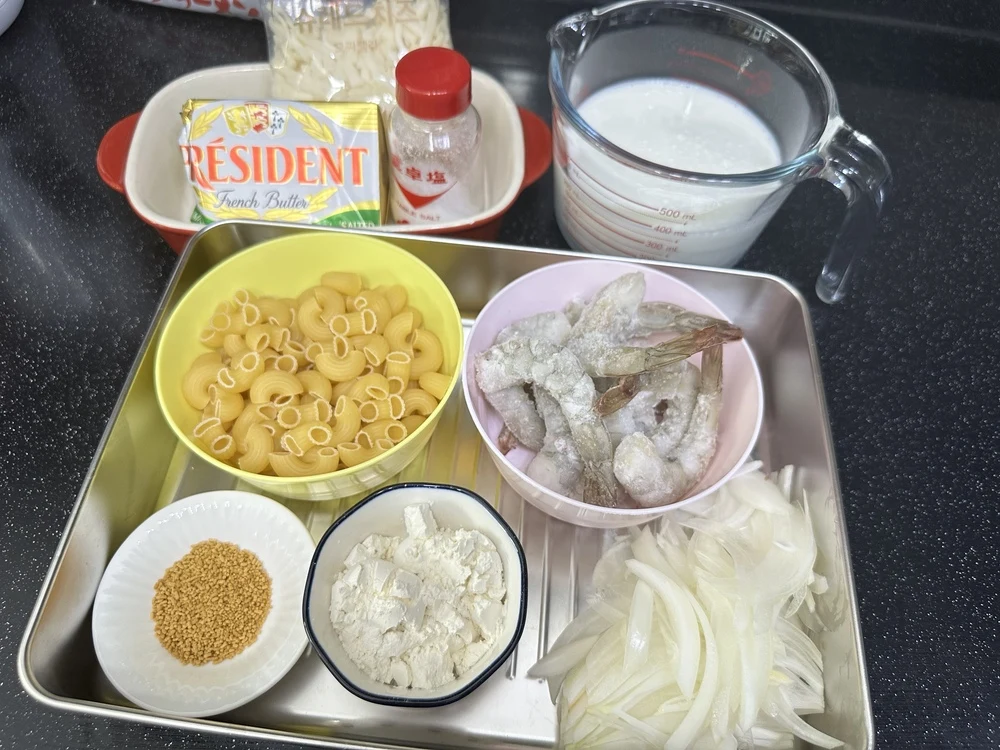 새우 펜네 그라탕 재료: 냉동새우, 펜네, 양파, 우유, 버터, 밀가루, 콘소메, 모짜렐라 치즈