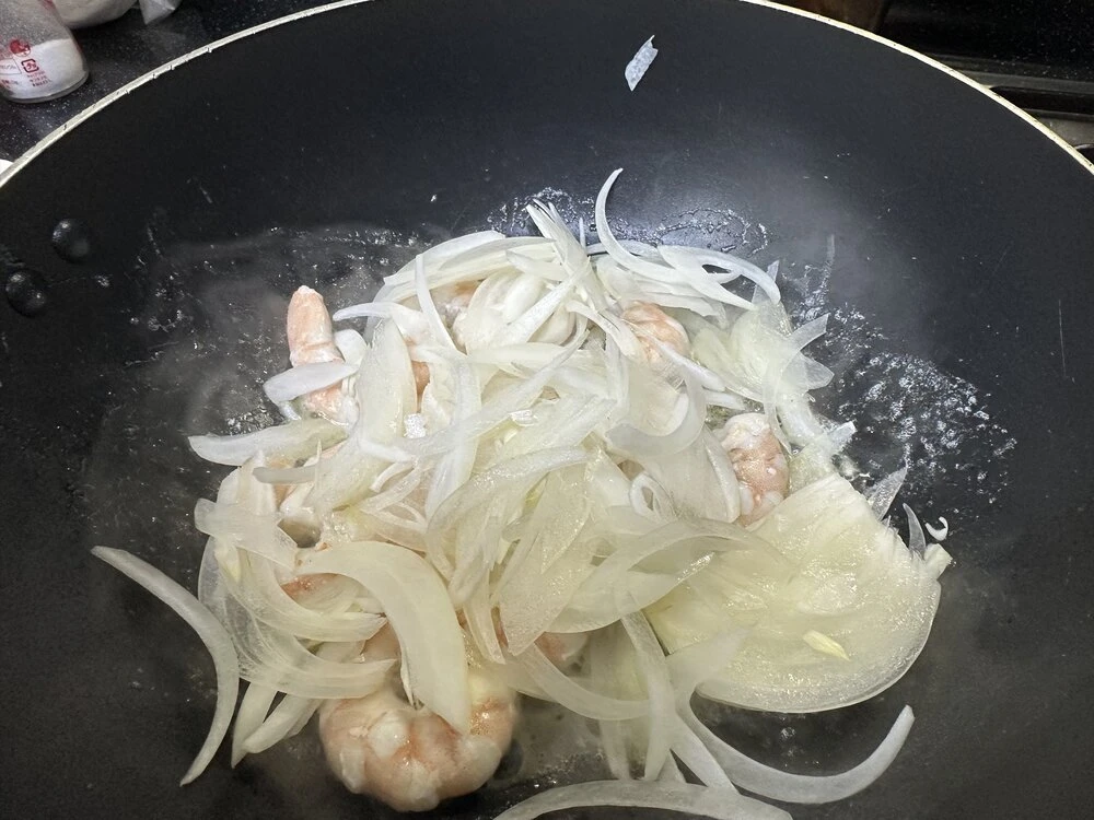 새우와 얇게 썬 양파를 함께 볶는 과정