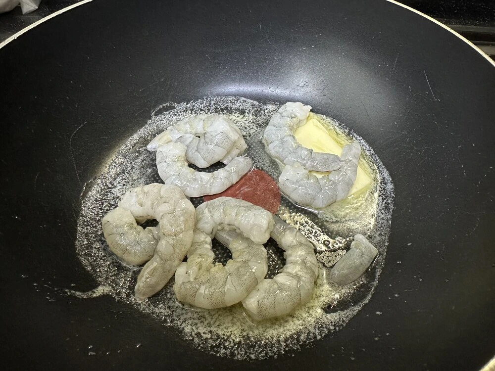 버터에 냉동새우를 넣고 볶는 과정