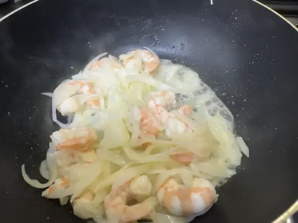 새우와 양파 위에 밀가루를 뿌려 루를 만드는 과정