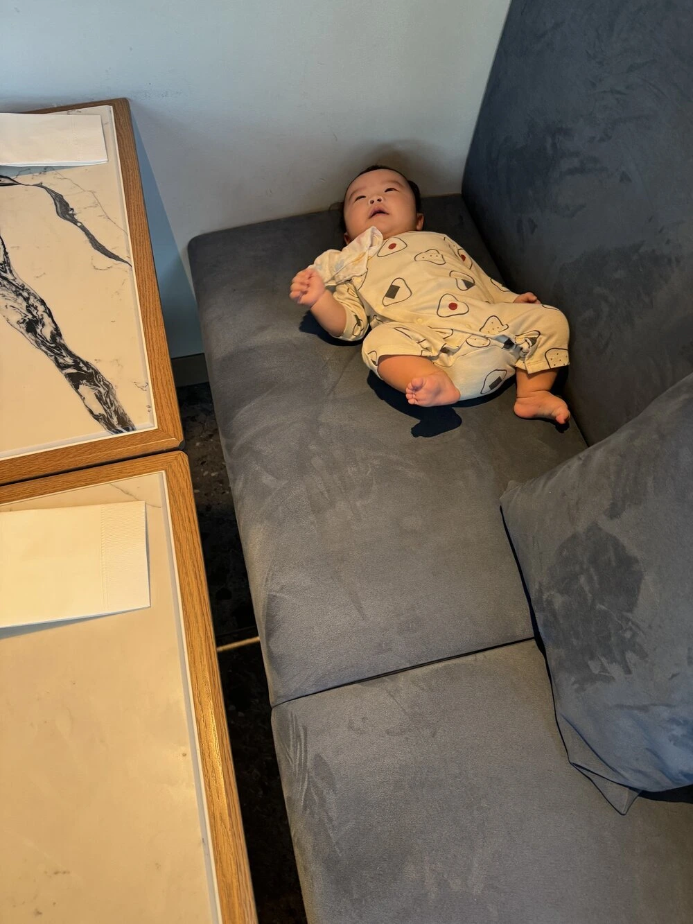 ザ・ゲートホテル横浜の朝食レストランにある赤ちゃん連れでも使いやすいソファ席