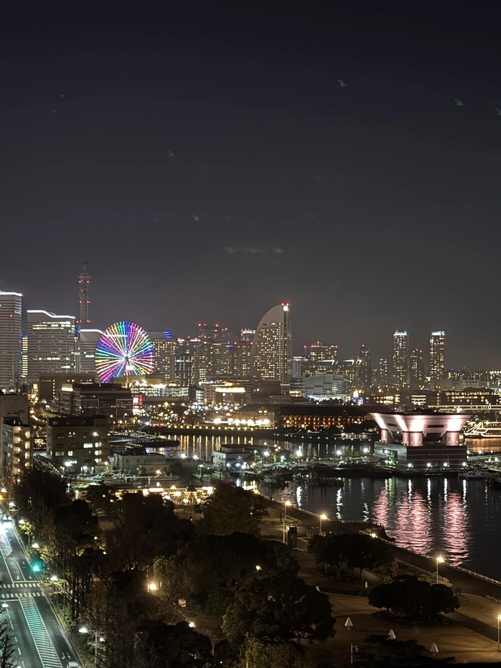 ザ・ゲートホテル横浜のルーフトップテラスから見たみなとみらいの夜景