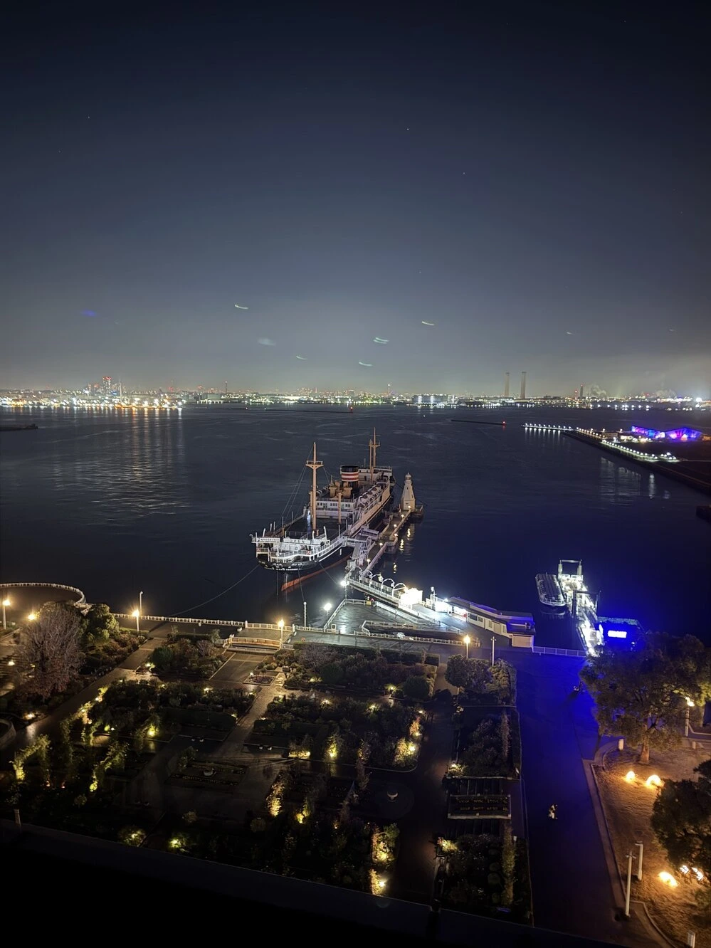 ザ・ゲートホテル横浜から見た山下公園と氷川丸の夜景