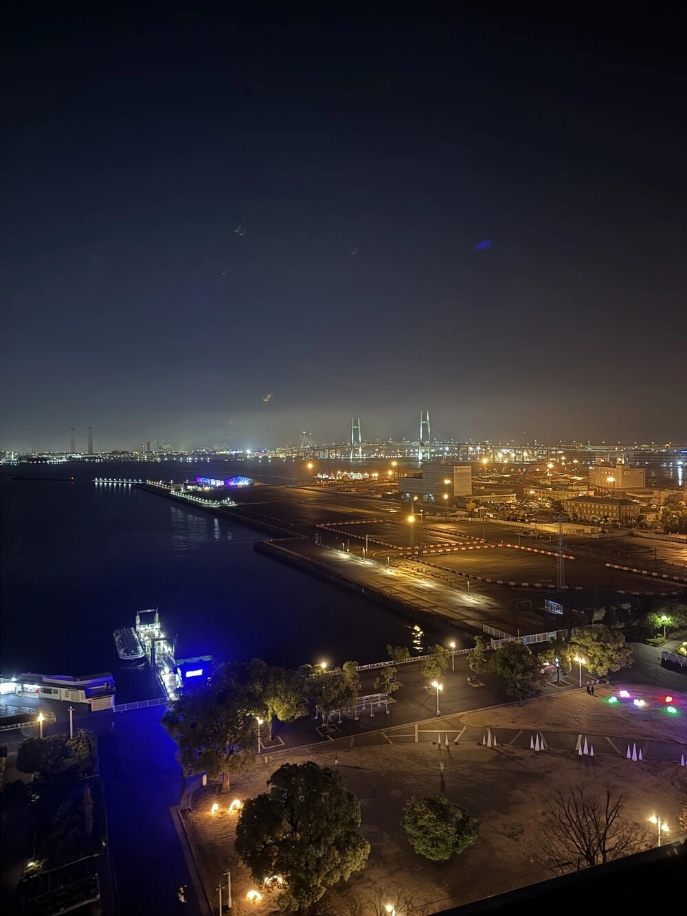ザ・ゲートホテル横浜から見た横浜ベイブリッジの夜景