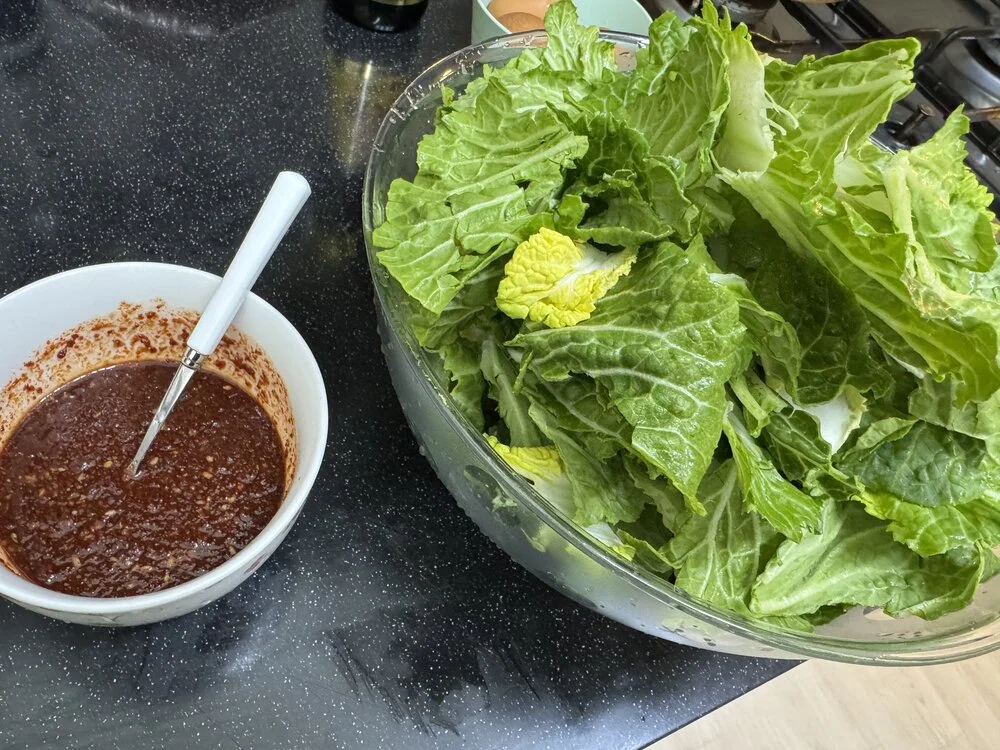 손질한 봄동과 준비한 양념장 사진