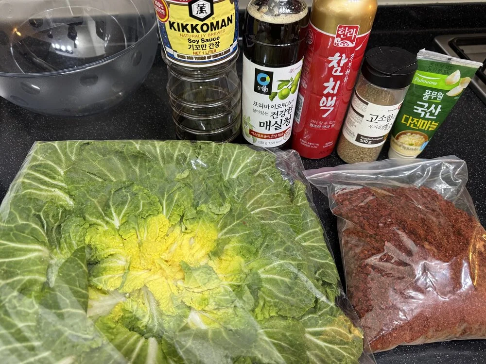 봄동 육회 비빔밥 재료 준비 사진 - 봄동, 육회, 계란노른자, 양념 재료