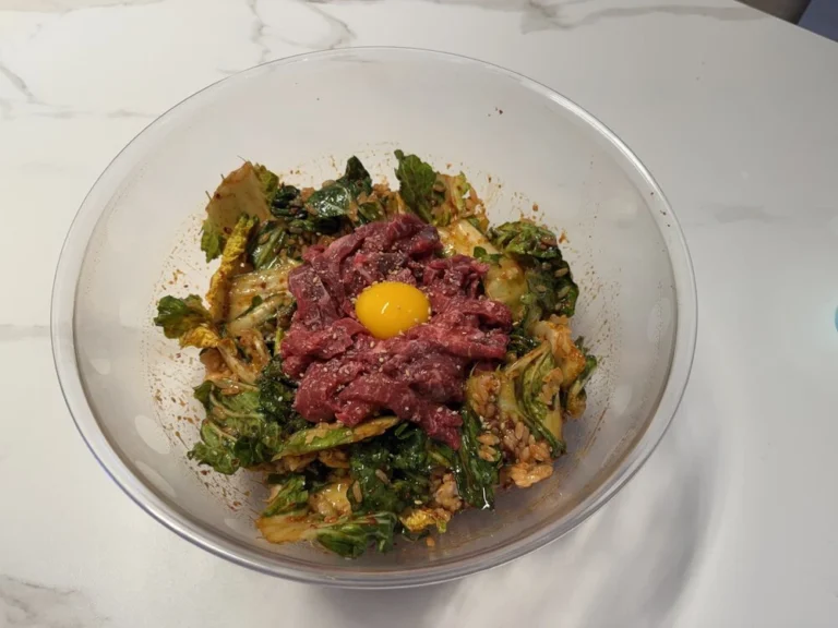 봄동 육회 비빔밥 완성 – 봄동 비빔밥 레시피