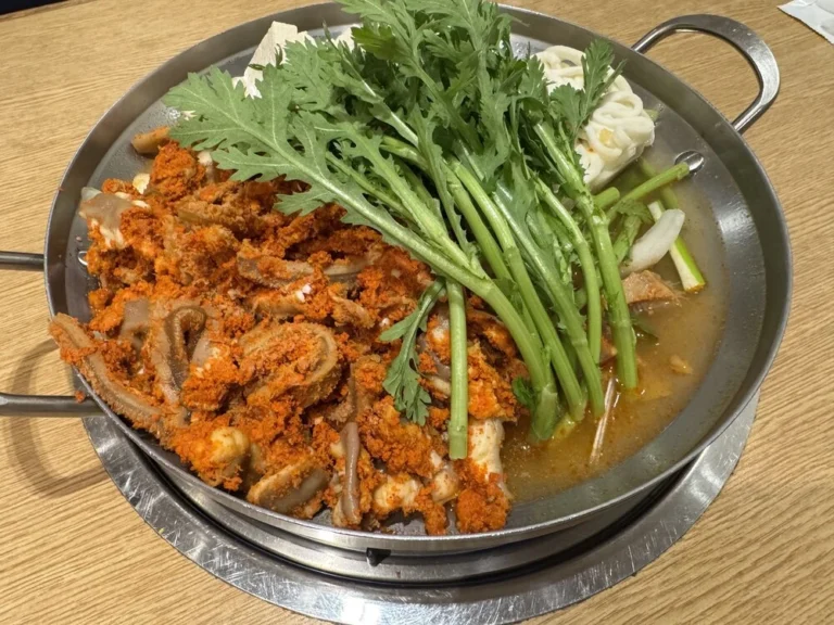 압구정 현대백화점 나의 가야 곱창전골, 끓기 전 푸짐한 재료와 얼큰한 양념 비주얼 (내돈내산)
