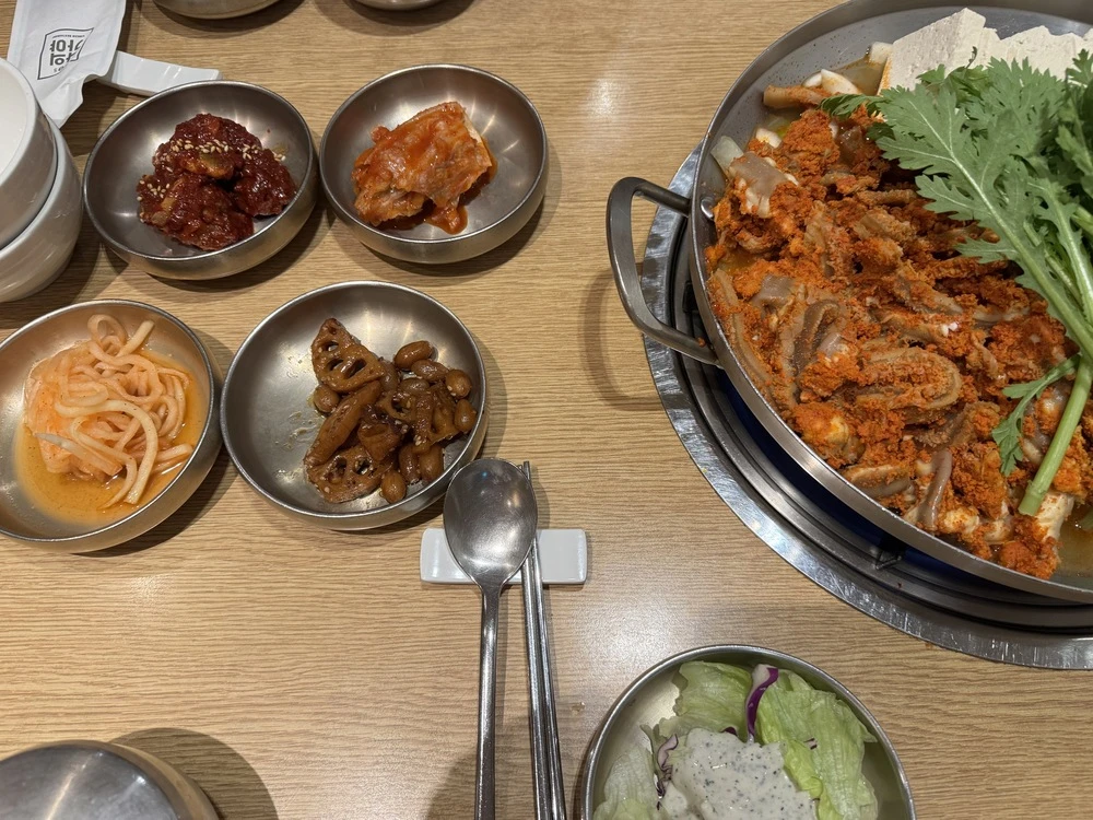 나의 가야 곱창전골 상차림과 밑반찬 구성