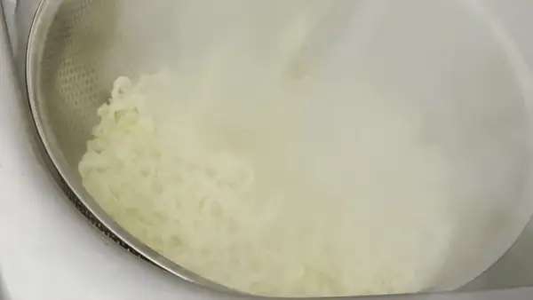 진밀면 면 삶고 찬물 헹구는 과정