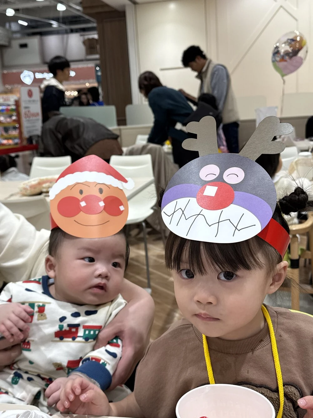 요코하마 앙팡만 뮤지엄에서 만든 가면을 쓴 아이들