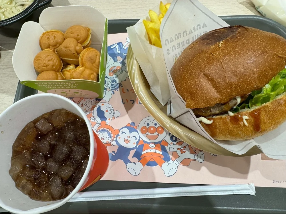 요코하마 앙팡만 뮤지엄 버거와 베이비 카스테라 세트