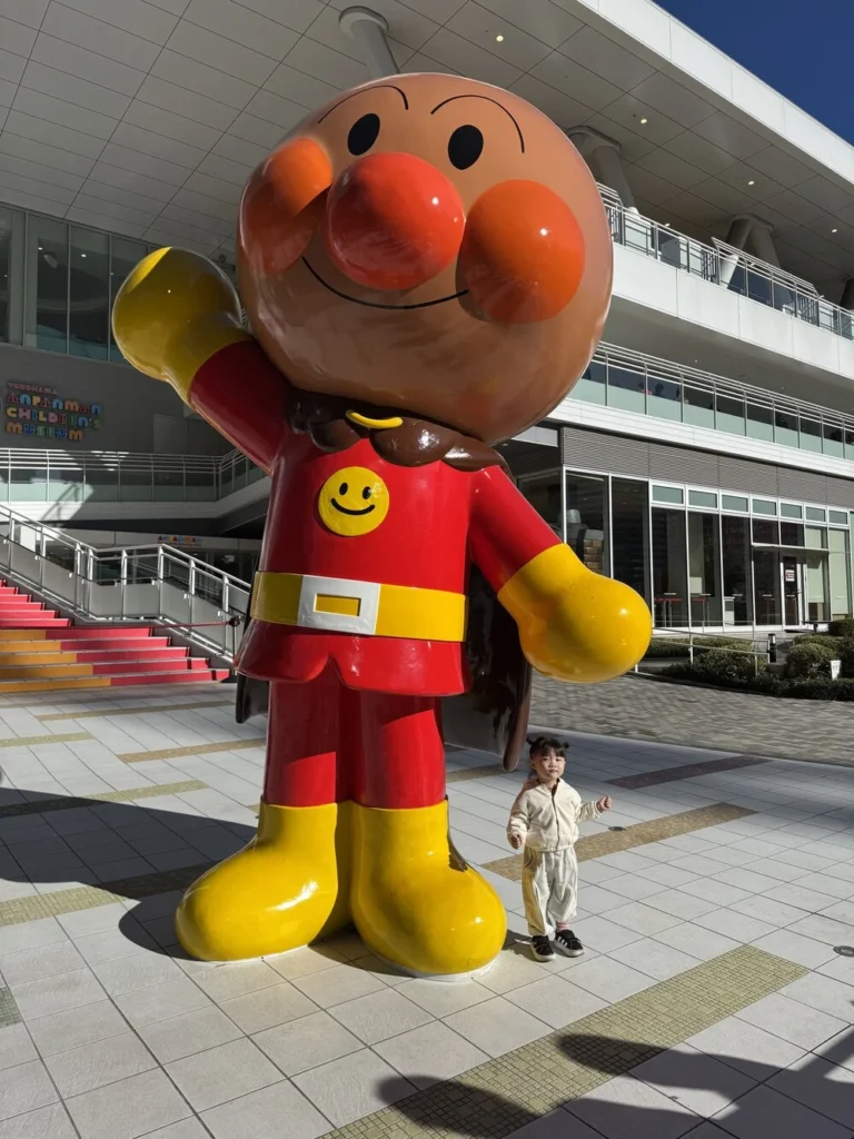 요코하마 호빵맨 어린이 박물관 메인 동상 앞에서 환하게 웃는 아이와 가족 여행 인증샷 (내돈내산)