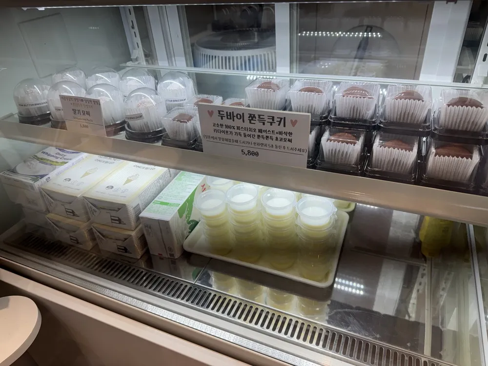 핑크버터 베이크샵 쇼케이스 디저트