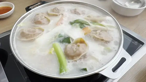 수원 인계동 마마스만두 만두전골 끓는 모습