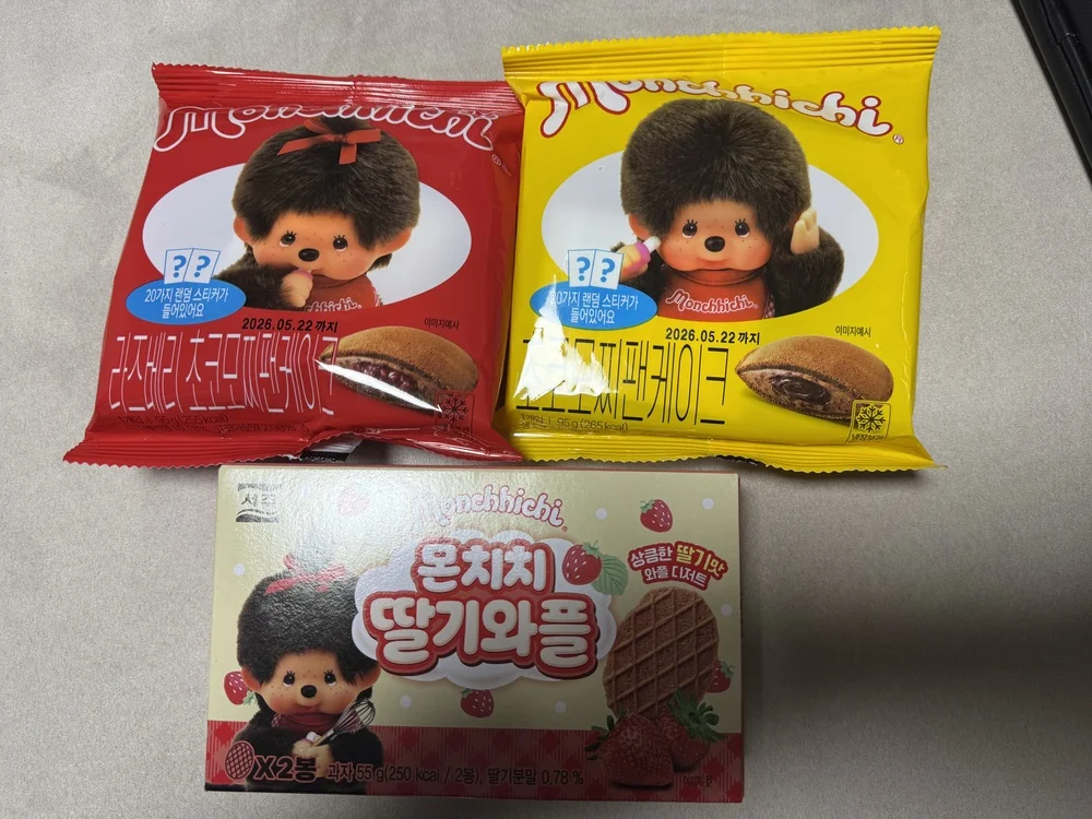 GS25 몬치치 디저트 신상 3종 내돈내산 솔직후기 (초코모찌팬케이크, 딸기와플 칼로리 띠부씰)