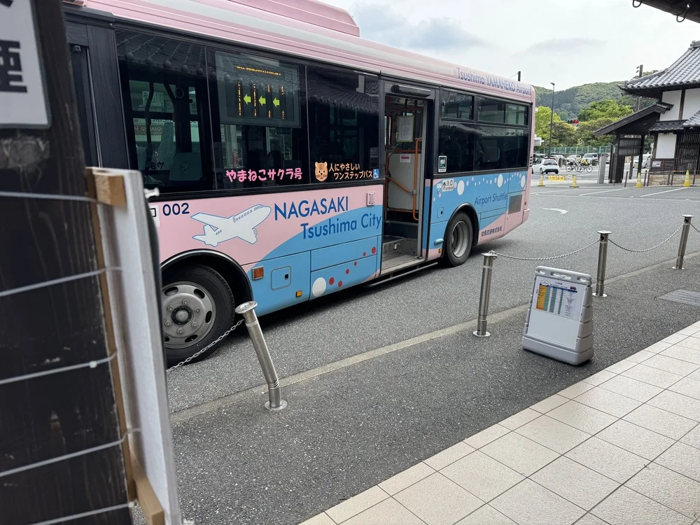 대마도에서 본 귀여운 핑크색 시내버스